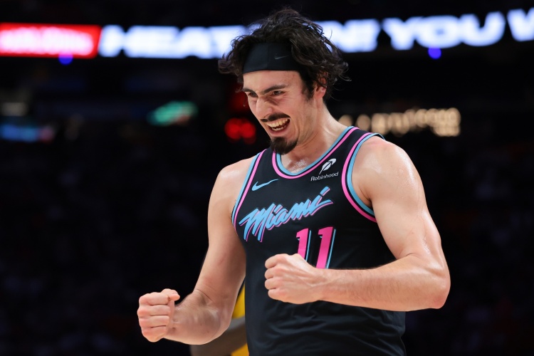 九游娱乐中心-场均16.2分！热火客战公牛 已连续缺席2场的哈克斯大概率出战