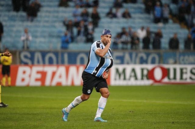 九游下载安装-艾克森替补登场梅开二度 助格雷米奥5比1大胜对手